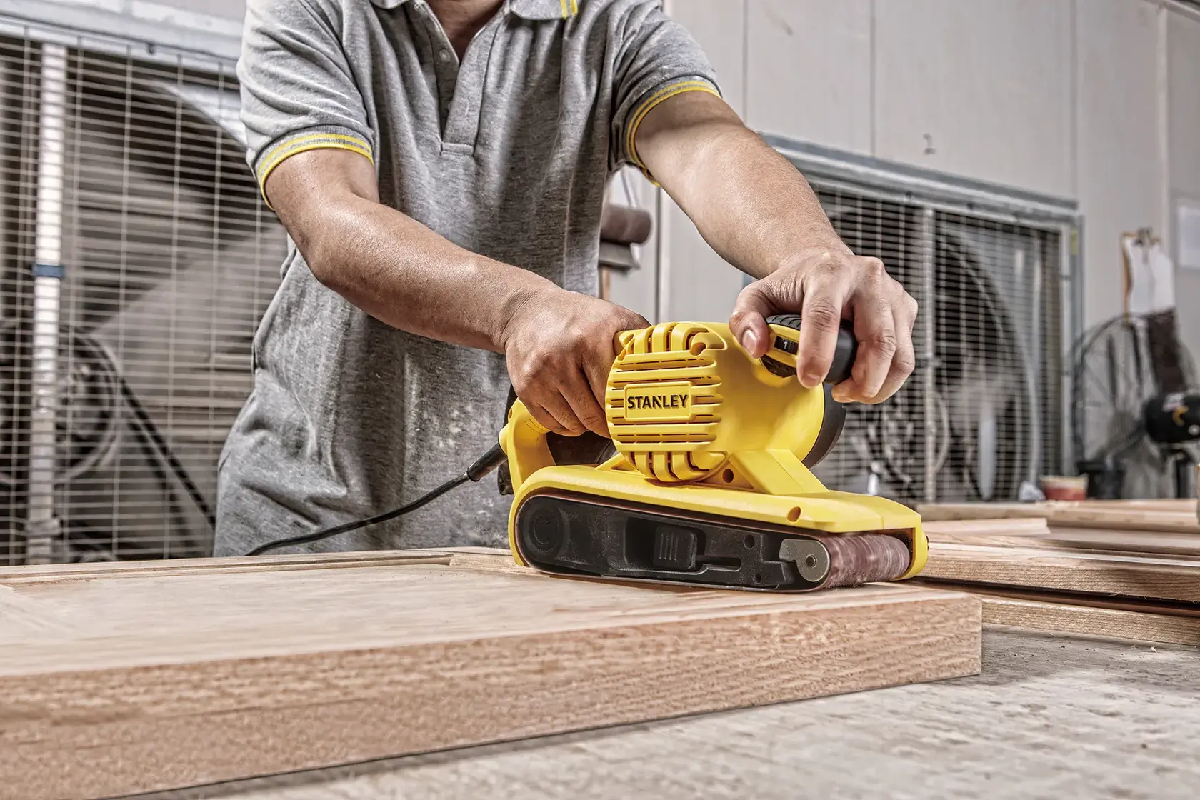 Foto lijadora STANLEY, SKUs SB90-B2C, SB90-AR, SB90, SB90-BR, SB90-B3, SB90-B2, usada en madera.