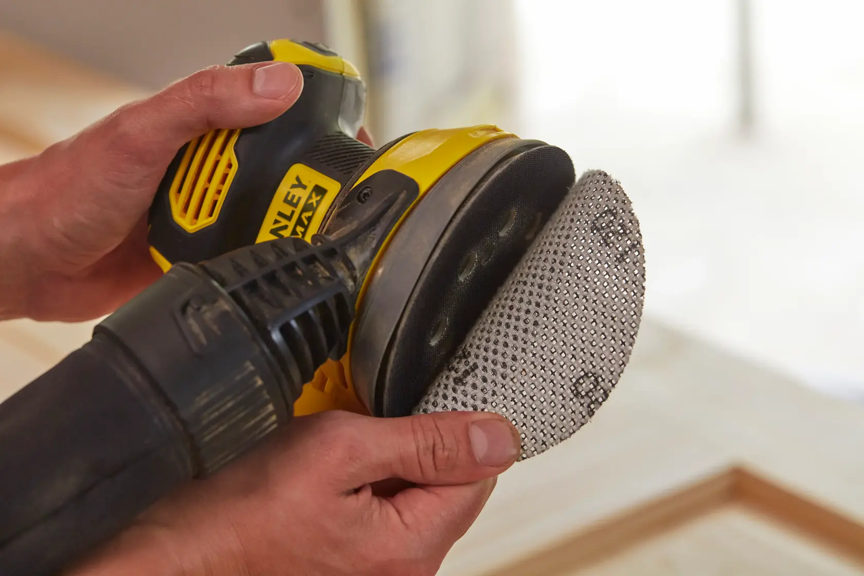 Stanley SCS220M2S-KR, SCS220M2S lijadora eléctrica en mano, amarilla y negra, con disco de malla.