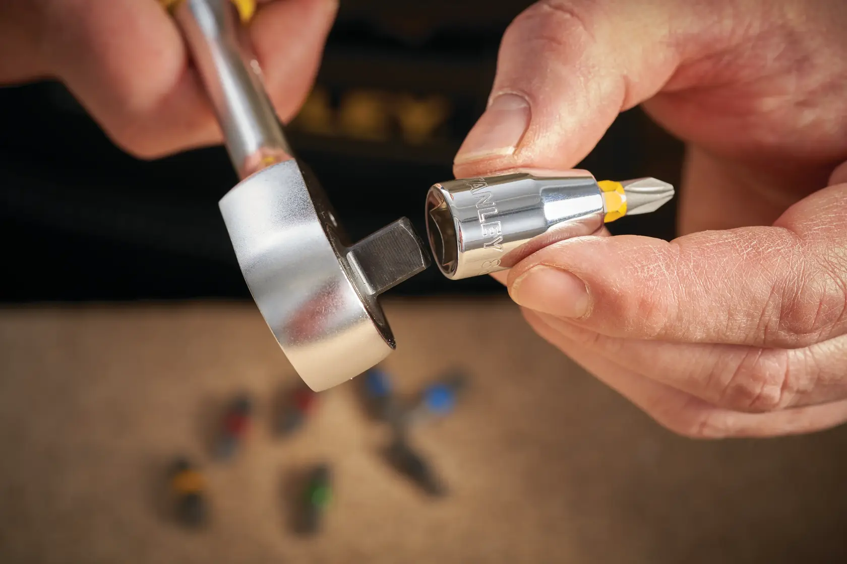 STANLEY STMT86250-0 carraca y vaso en primer plano, mano colocando punta para fotografía de herramienta.