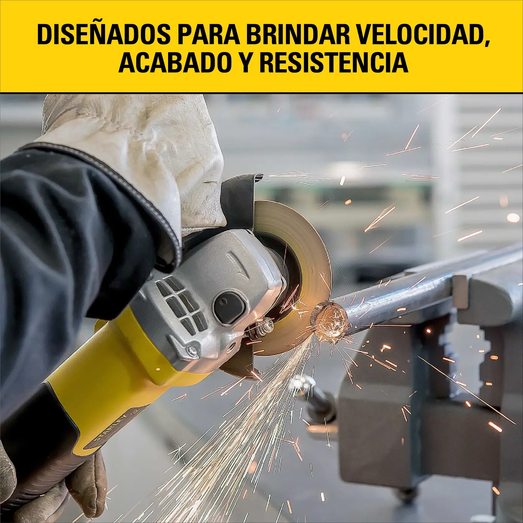 Una persona con guantes de protección está usando una amoladora angular amarilla STANLEY para cortar una tubería de metal, con chispas volando. La imagen presenta una banda amarilla con el texto: 'Diseñados para brindar velocidad, acabado y resistencia.'
