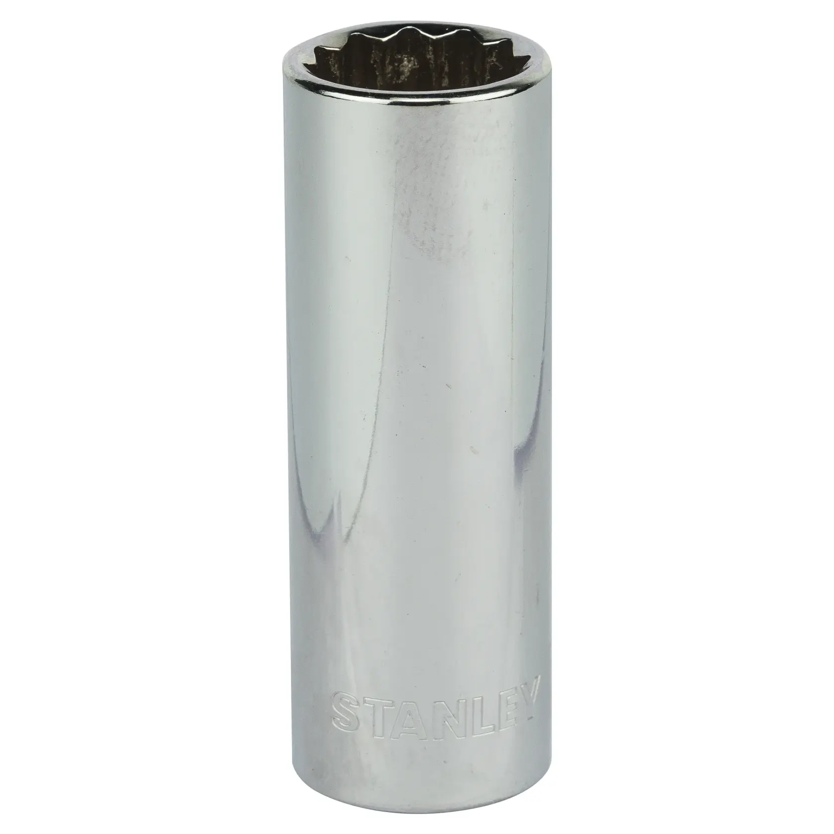 Fotografía de vaso profundo cromado STANLEY 4-86-428, herramienta cilíndrica sobre fondo blanco.