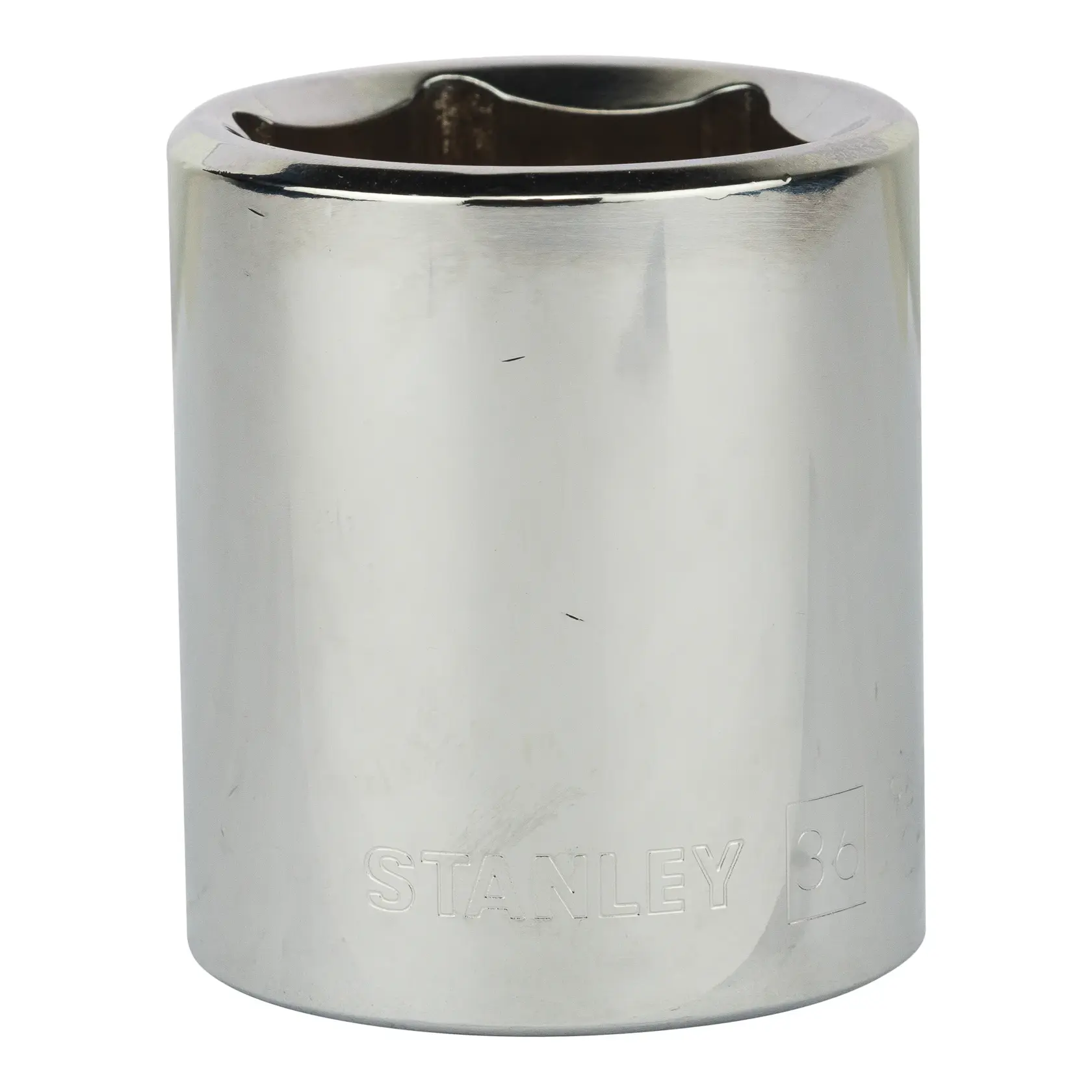 Stanley 4-86-536 herramienta de dado cromado vista cilíndrica frontal sobre fondo blanco