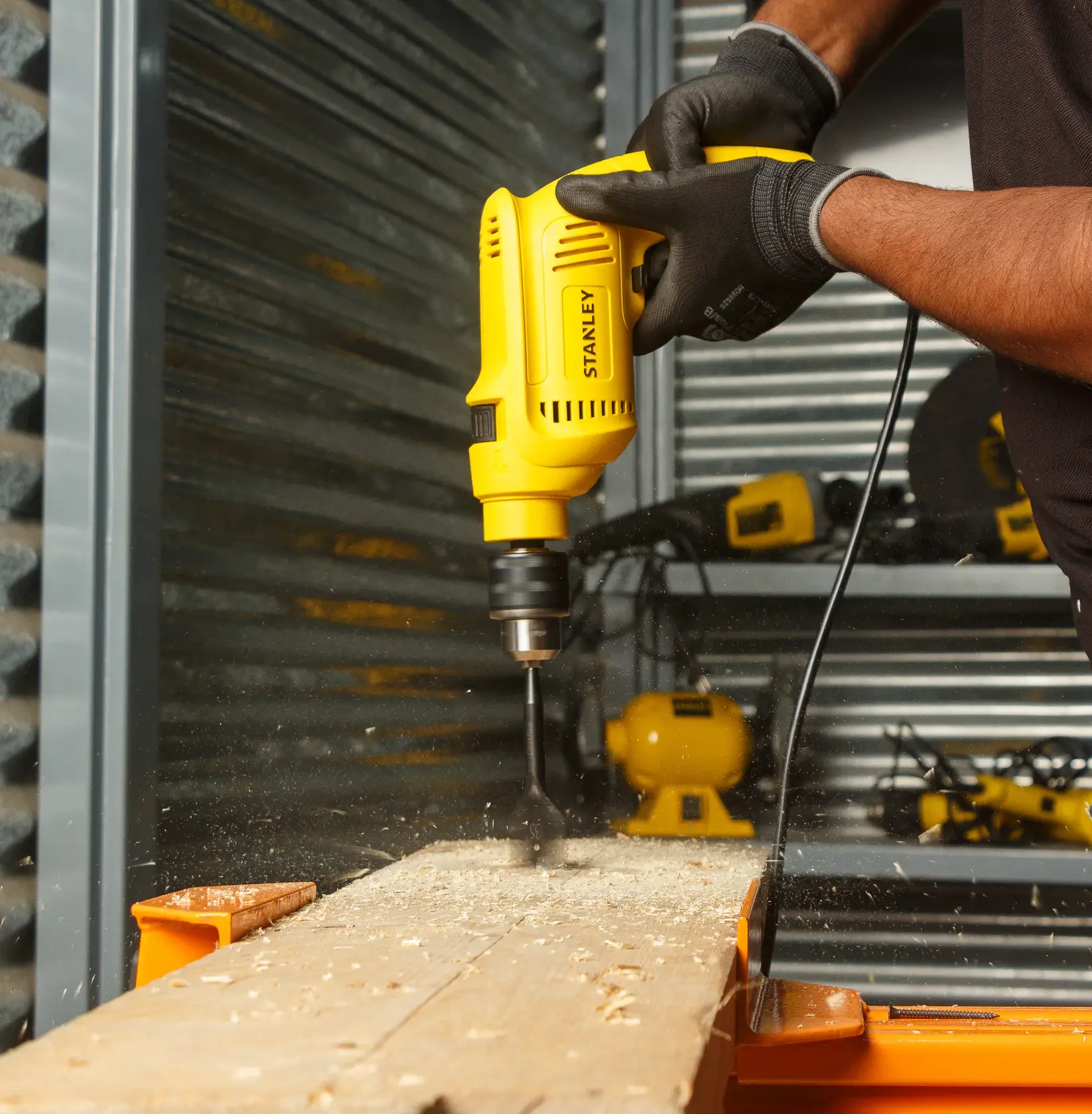Stanley SDH600KP taladro con cable en uso perforando madera, toma de lado, categoría fotografía.
