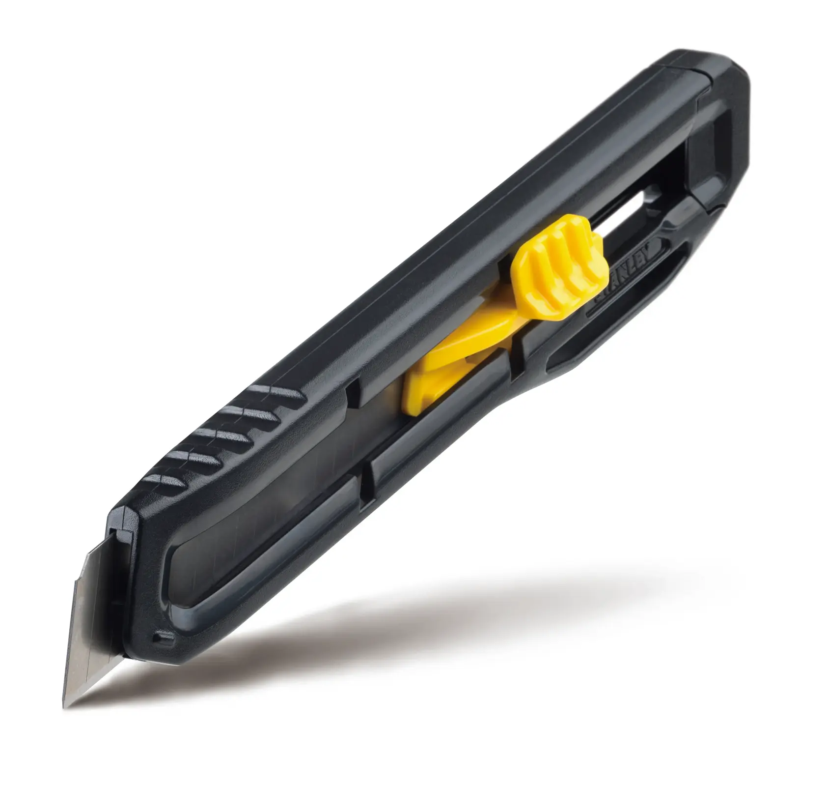 Cuchillo utilitario STANLEY STHT10323-840 con cuerpo negro y deslizador amarillo, en ángulo sobre fondo blanco.