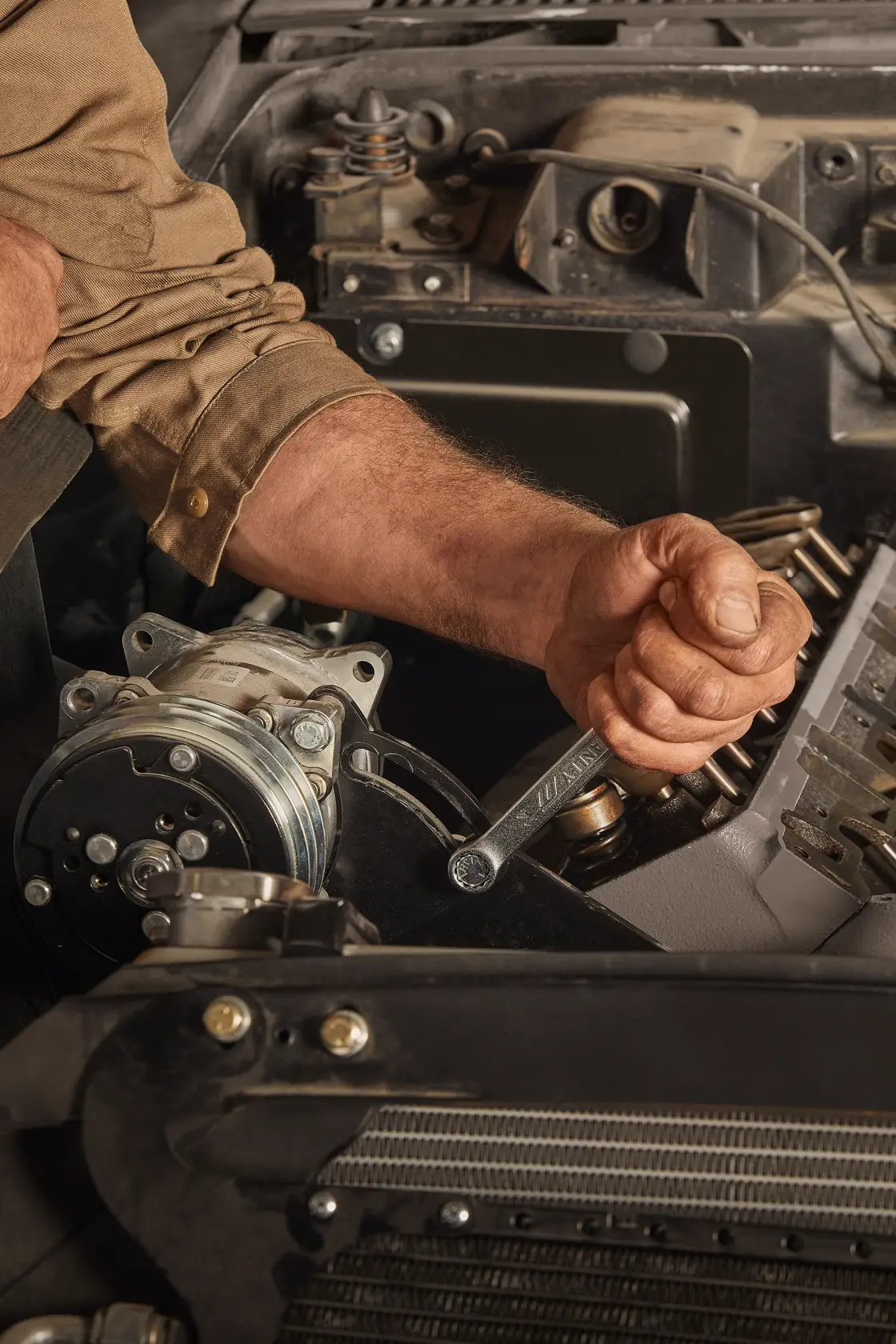 STANLEY STMT72811 herramienta manual, llave usada en motor de automóvil, fotografía en primer plano.