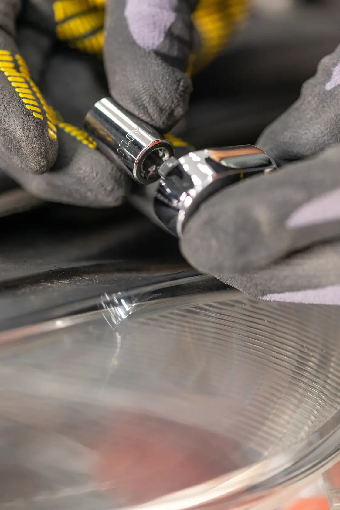 Llave STANLEY STMT82829-LA siendo colocada en una carraca por manos enguantadas, fotografía en primer plano.